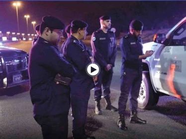 بالفيديو|| "مشاجرة الروضة".. بسيارة فخمة شاب كويتي يعتلي الرصيف في محاولة لدهس شخص آخر والسلطات تتدخل