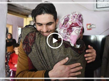 "نقّب بأصابعه الأنقاض وأنقذها".. سيدة تركية تلتقي بالشاب السوري محمود عثمان (فيديو)