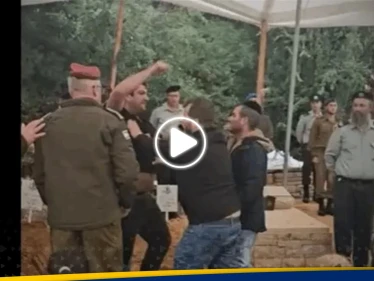 بالفيديو|| رجل يتهجم على عضو مجلس الحرب بيني غانتس خلال جنازة جنود إسرائيليين قُتلوا بالمغازي