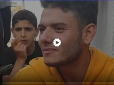 بين الابتسامة والحرقة.. شاب فلسطيني يودع خطيبته التي قضت بقصف إسرائيل على غزة (فيديو)
