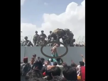 بالفيديو||نساء أفغانيات يلقين بأطفالهن لجنود بريطانيين عبر سياج مطار كابل الشائك.. وحصيلة ضحايا المطار في ارتفاع