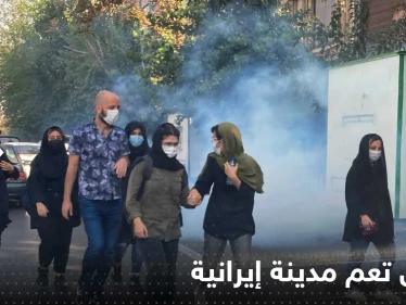 "فوضى وإطلاق نار".. متظاهرون يقتحمون مباني حكومية بمدينة إيرانية