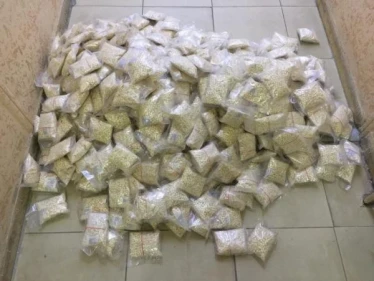 الأجهزة الأمنية المصرية تضبط نصف مليون حبة مخدرة عبر معبر حدودي