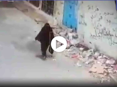 شاهد بالفيديو|| شابان يعتديان بالضرب على والدتهما المسنة ومصادر تكشف تفاصيل الحادثة