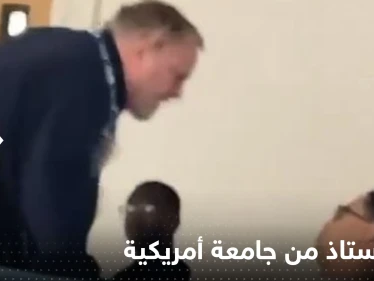 شاهد|| فيديو يتسبب بطرد أستاذ في جامعة أمريكية.. تصرفه مع أحد الطلاب أثار الغضب