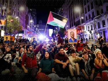 شاهد بالصور: اعتراض إسرائيلي لأسطول مؤيد للفلسطينيين يثير احتجاجات وطرد دبلوماسيين ودعوات للإضراب