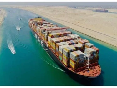 آخر تطورات السفينة الجانحة.. مميش يكشف الجهة التي ستحقق في حادثة قناة السويس
