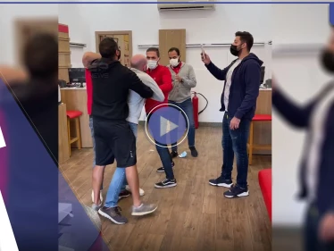 بالفيديو|| ضربوه وبعثروا أمواله.. فيديو اعتداء موظفين بفودافون على أحد العملاء يثير غضب المصريين والشركة ترد