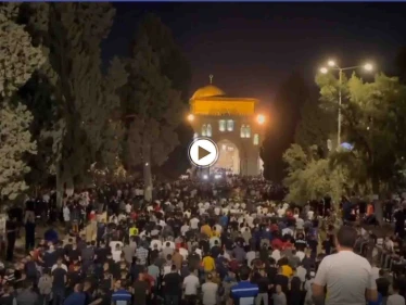 رغم العراقيل الإسرائيلية.. 90 ألف فلسطيني يحيون ليلة القدر في الأقصى وسط بكاء ودعاء (فيديو)
