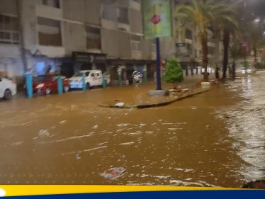 اليمن.. أمطار غزيرة وسيول جارفة تضرب مدينة عدن وتتسبب بأضرار كارثية (فيديو)