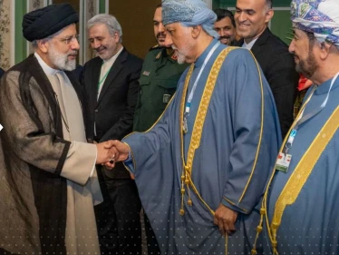 سلطان عمان في طهران بزيارة رسمية.. والأوضاع الإقليمية في صلب المحادثات