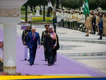 سر السجاد البنفسجي الذي فرش لاستقبال ترامب بالسعودية.. وربطة عنق الرئيس الأمريكي