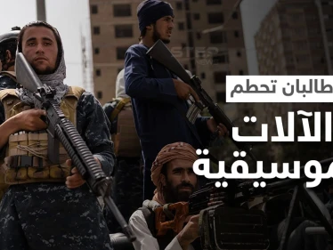 بالفيديو|| طالبان تحطم آلات موسيقية وتلفاز وتجبر مواطن على التعهد بعدم مشاهدة التلفاز