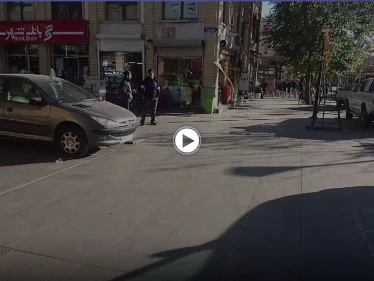 بالفيديو|| عناصر الأمن الإيرانية تعتدي على فتاة وسط الشارع بأدوات صيد الحيوانات وتسحلها من شعرها لعدم وجود حجاب على رأسها