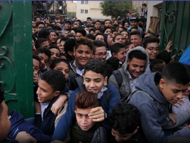 بالفيديو|| المصريون يتجاوزون الـ 100 مليون والسيسي يحذر من الزيادة السكانية ويطالب بتنظيم النسل