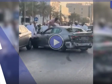 بالفيديو|| سعودي "في حالة غريبة" يحطم 11 سيارة عن عمد.. ومحاكمة رجلي أمن بعد الحادثة