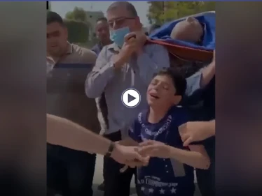 بالفيديو|| بكلمات مؤثرة طفل فلسطيني يودع والده "الشهيد" أثناء تشييعه في غزة