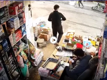 بالفيديو|| كاميرا المراقبة توثق لحظة سقوط قذيفة على محل تجاري بمدينة أريحا السورية.. "صوتها مرعب"