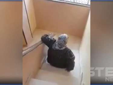 بالفيديو|| زحفاً.. شاب مصري يطرد أمه المسنة من منزله وزوجته توثّق الحدث وهي "تضحك"