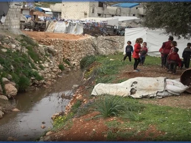 خيام غارقة بمياه الصرف الصحي.. نازحون يشكون سوء الخدمات شمال إدلب