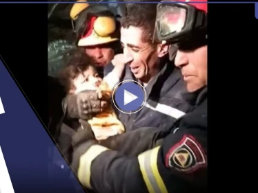 "أيا وليدي أعطني يدك".. لحظات مؤثرة لـ منقذ جزائري انتشل طفلاً حياً من تحت الأنقاض