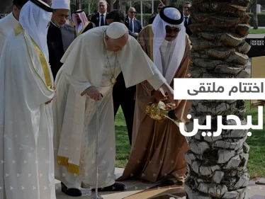 شاهد|| بابا الفاتيكان وإمام الأزهر يزرعان نخلة يدا بيد في البحرين.. والطيب يحذر من عالم جديد
