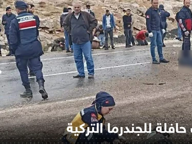 شاهد|| وفاة سوريين بانقلاب حافلة للجندرما التركية كانت تنقلهم إلى مراكز الترحيل