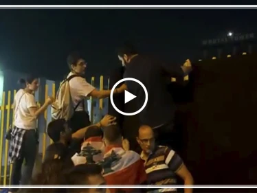 فيديو || احتجاجًا على قطعها المستمر.. المتظاهرون يغطون شركة كهرباء لبنان بالأسود