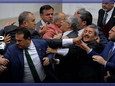 بالفيديو|| تزامنًا مع المعارك العنيفة.. إدلب تتسبب باشتباكات تحت قبة البرلمان التركي