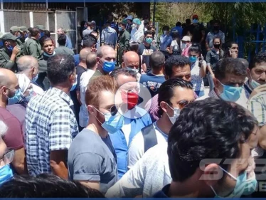 بالفيديو|| مشاجرة واعتداء على النساء توقف مركز لفحص كورونا في دمشق.. والأخيرة تودع عراب جراحتها العصبية