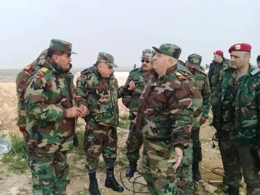 الروس يُكرّمون أحد ضباط الأسد الذي سهّل دخولهم إلى تدمر
