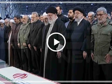 بالفيديو || "خامنئي" ينهمر بالبكاء فوق جثامين "سليماني" ورفاقه بصلاة الجنازة بطهران