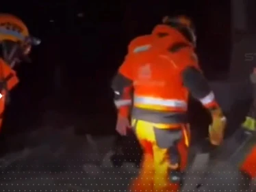 بالفيديو || تقنية "غريبة" يستخدمها عمال الإنقاذ الصينيين في البحث عن ناجين من زلزال تركيا