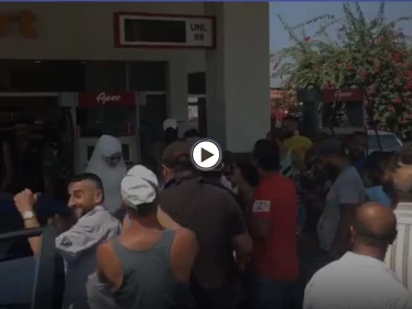 بالفيديو|| زفة عروسين في محطة وقود بلبنان وسط تهليل السائقين.. واشتباك مسلح في محطة أخرى