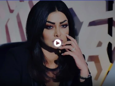 بالفيديو|| مذيعة عراقية تتعرض لموقف محرج على الهواء بعد أن قدم لها شيخ دين "حجاباً" كهدية وردة فعلها