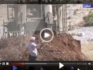 بالفيديو|| مشهد بطولي يخطف الأنظار.. لبناني يتصدى لجرافة إسرائيلية بجسده