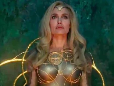 هيئة الإعلام السعودية توضح السبب الحقيقي لمنع عرض فيلم انجلينا جولي الجديد Eternals (فيديو)