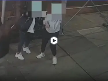 بالفيديو|| لحظة مرعبة لامرأة تهاجم فتاة آسيوية وتضربها بمطرقة حديدية على رأسها لأنها ترتدي قناع - وكالة ستيب نيوز