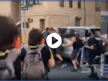 بالفيديو|| مثل "الشبيحة".. الأمن الفدرالي الأمريكي يختطف ناشطة حقوقية بوضح النهار