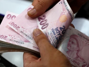 الليرة التركية تسجل تراجعاً تاريخياً كبيراً أمام الدولار الأمريكي