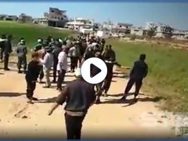 نازحون في بلدة الفوعة يتصدون لـ أحرار الشام بعد محاولتهم طرد امرأة من منزلها (فيديو)