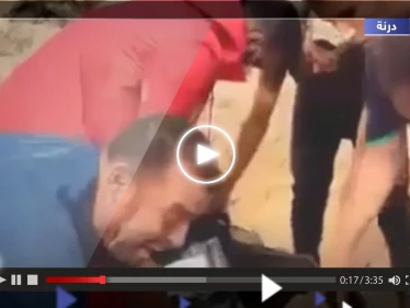 مشهد مؤثر لأب ليبي فقد طفله في درنة جراء العاصفة دانيال