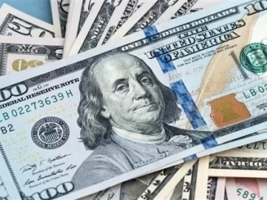 الدولار الأمريكي يرتفع ويسجّل أعلى مستوى منذ عام بسبب ارتفاع عوائد سندات الخزانة الأمريكية