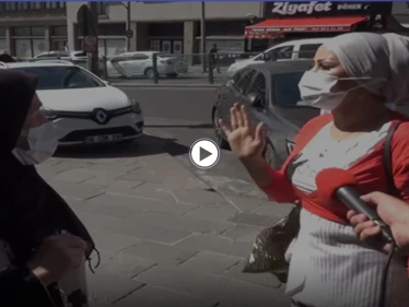 لاجئة سورية تتصدى لأتراك بحجة قوية ...والسبب اتهام السوريين بأزمة تركيا الاقتصادية (فيديو)