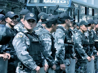 سقوط 50 قتيلاً على الأقل خلال تمرّد في ثلاثة سجون بالإكوادور