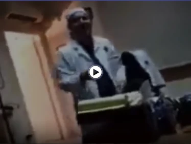 بالفيديو || طبيب لبناني يتطاول على امرأة لفظياً وجسدياً.. والأخيرة توثق الحادثة