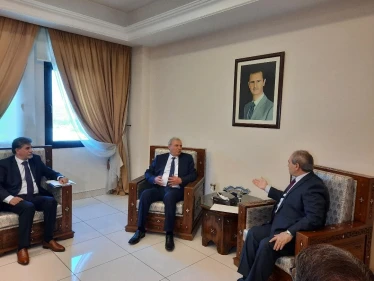 وفد من حركة فتح في دمشق يوصل رسالة عباس للأسد