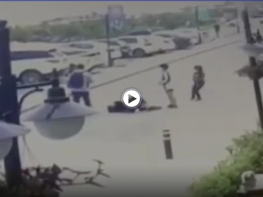 بالفيديو|| رجل سوري يبرح زوجته ضرباً وسط الشارع في اسطنبول ويهاجم الأتراك والسلطات تتدخل