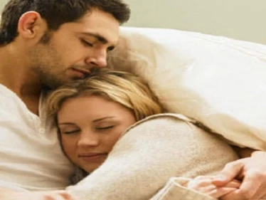 فوائد الحضن.. دراسة تنصح بالحضن للحصول على نوم هادئ وتشرح السبب