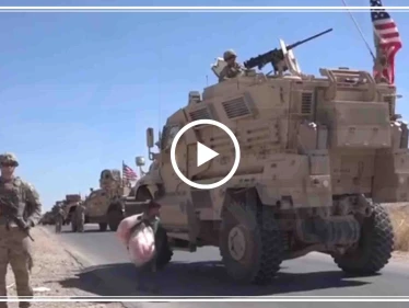 شاهد بالفيديو: طفل سوري يبيع "الشيبس" للدوريات (الأمريكية – التركية) بالمنطقة الآمنة
